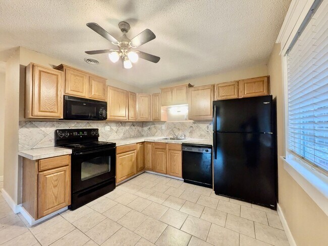 Building Photo - Discover Your New Home in the Heart of the Desirable Sellwood Neighborhood! Water/Sewer/Garbage I...