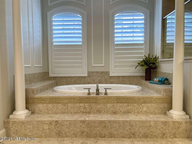 Building Photo - 2456 Den St