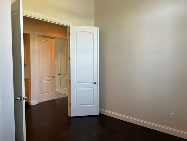 Building Photo - Gated Grand Island Home!