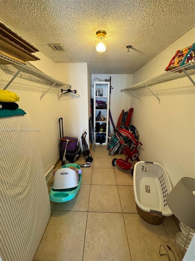 Building Photo - 2625 Collins Ave