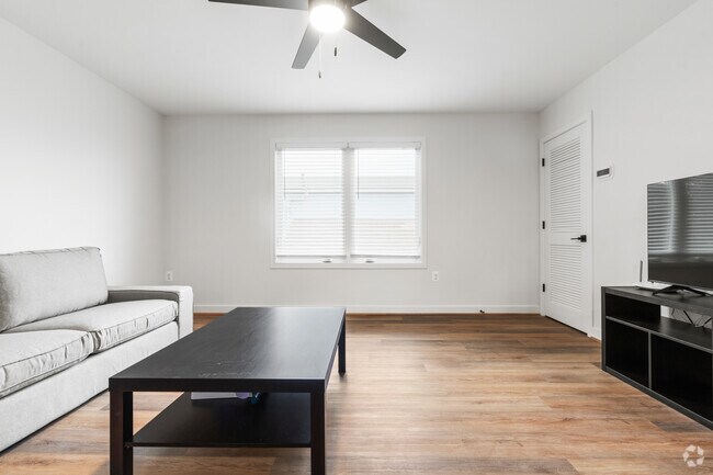 1BR, 1BA - 704SF - Living Room - The Courtyard on 4th