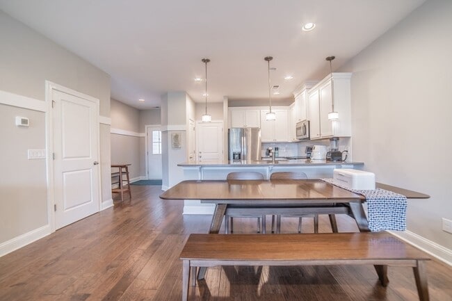 Building Photo - Coming Available! 3 Bedroom, 2.5 Bath Townhome!