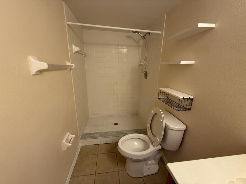 Building Photo - 8144 Fairways Cir