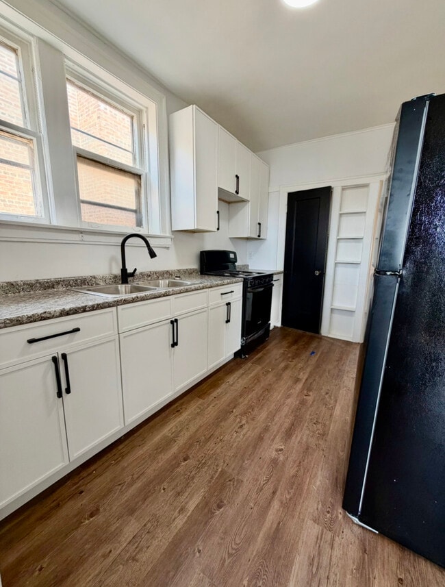 Building Photo - 7712 S Jeffery Blvd