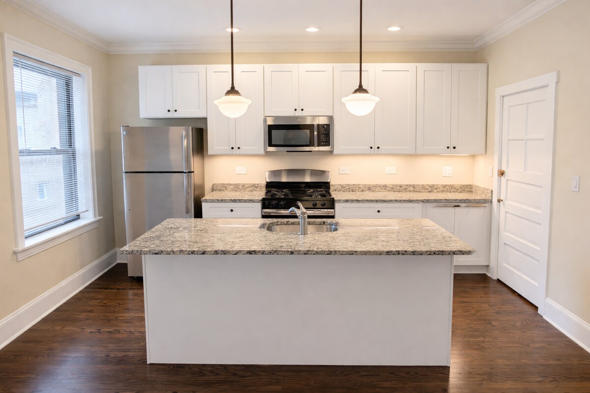 Building Photo - 1360 E 52nd St