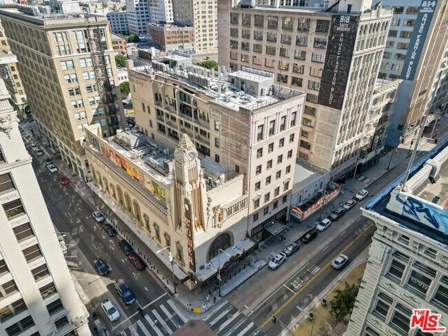 Building Photo - 808 S Broadway