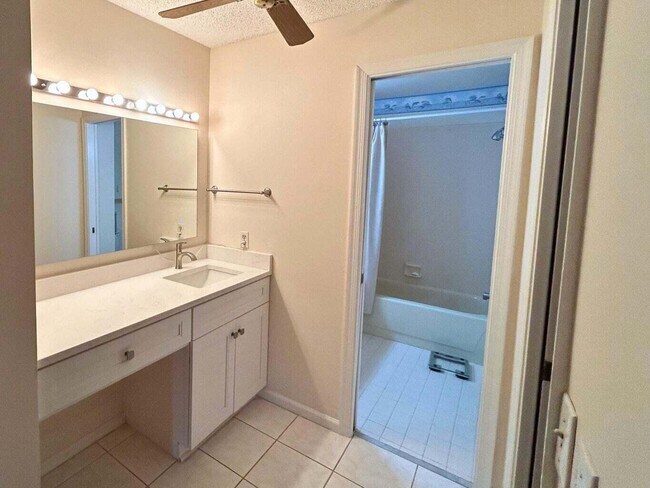 Building Photo - 10058 Laurelwood Pl