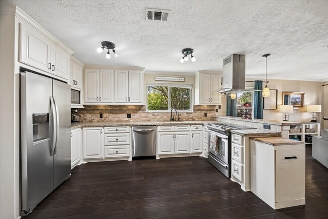 Building Photo - 6223 Vinewood Ln