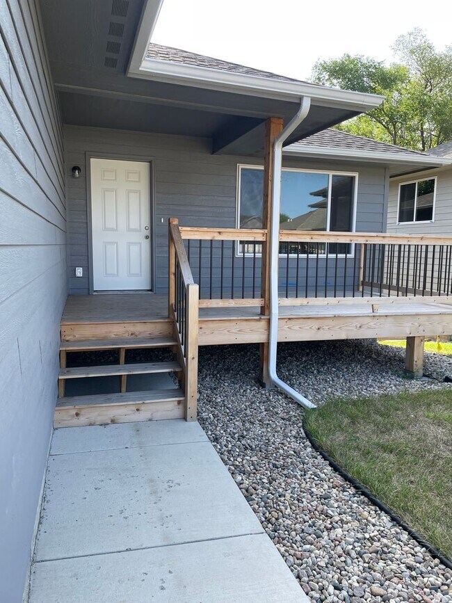 Building Photo - 4 bed 3 bath Townhome For Rent!