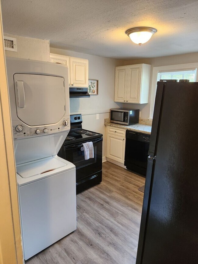 Building Photo - Cozy Apartment located near UAMS!