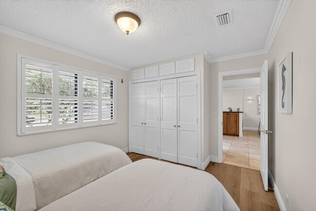 Building Photo - 119 Club Dr