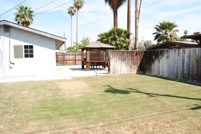 Building Photo - 8817 Butternut Ave