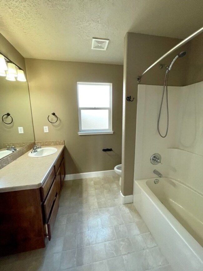 Building Photo - Gorgeous 3 bedroom spacious home in NE Ben...