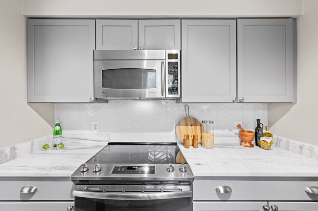 Building Photo - Luxurious 2 Bed 1 Bath Condo With Balcony ...
