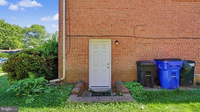 Building Photo - 9912 Pomona Dr