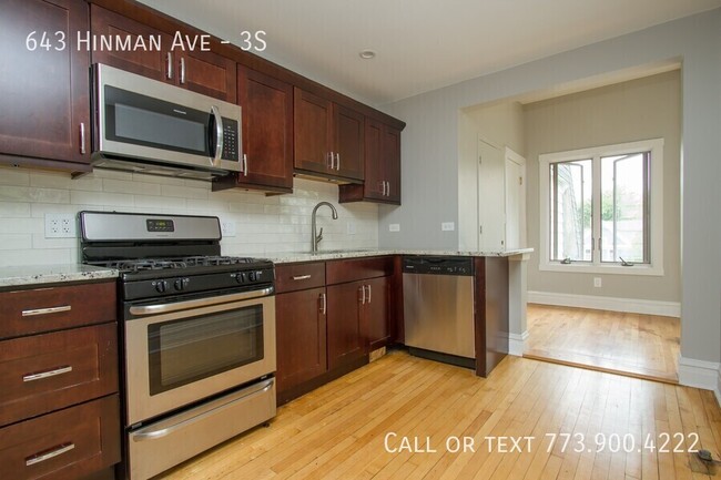 Building Photo - Spacious Updated Vintage 3 Bedroom Apartme...