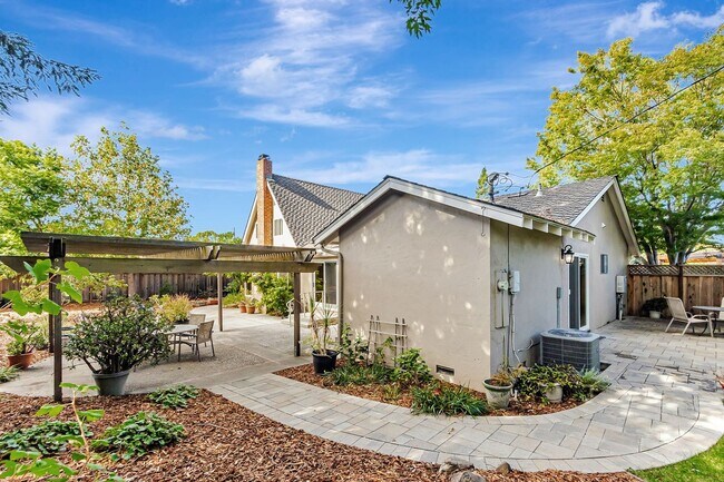 Building Photo - Elegant and Spacious 4Bedroom Sunnyvale Home