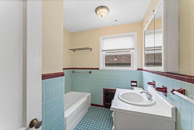 Building Photo - 112 4th St