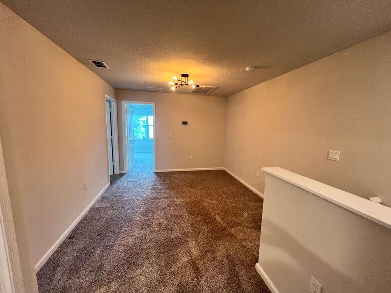 Building Photo - 3916 SE Mentmore Ln