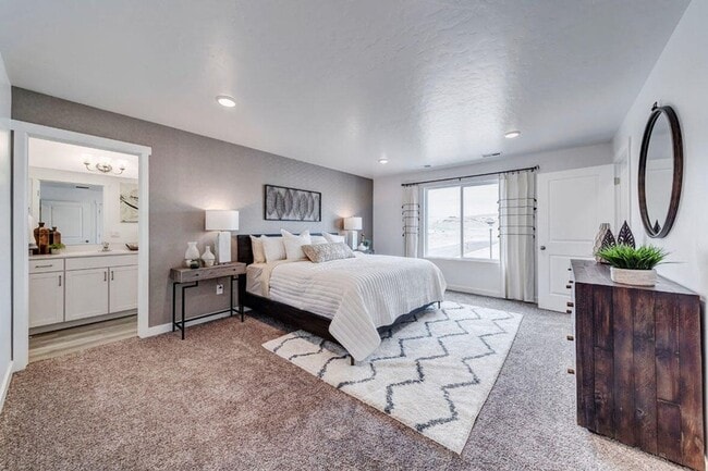 Building Photo - Like new Long Valley Townhome!