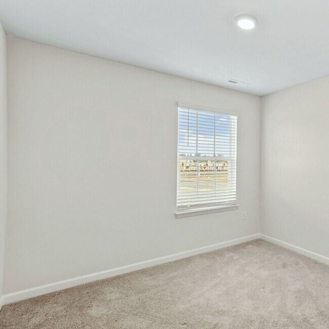 Building Photo - 153 Leo St