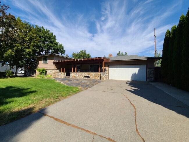 Building Photo - $2,400.00 - 4 Bed / 2 Bath Home in Upper South Hill with Large Backyard