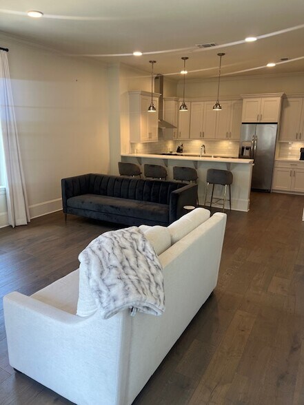 Building Photo - 8211 Village Plaza Ct