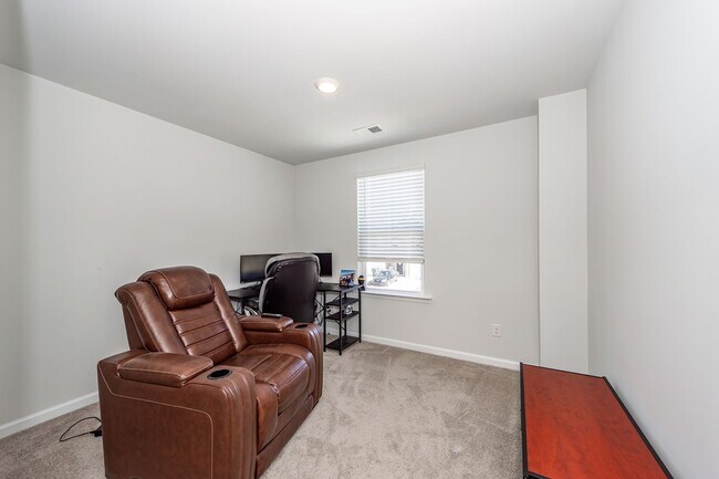 Building Photo - 3 Bedroom, 2.5 Bathroom Townhome in Caroli...