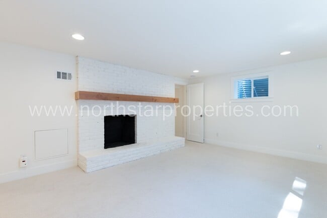 Building Photo - Exceptional Remodel Near Waluga Park