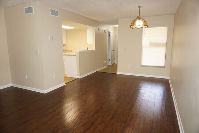 Building Photo - Beautiful 2/2 townhome located near NAS Jax