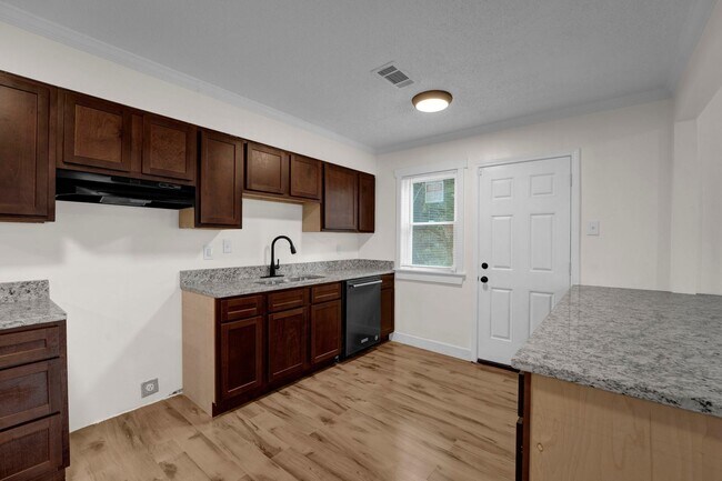 Building Photo - Recently Renovated Brick Home Located Minutes away from Memphis International Airport!