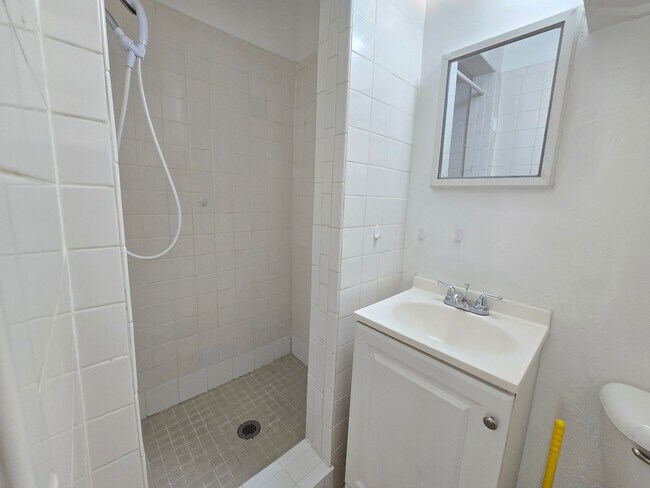Building Photo - Cute Studio Duplex in Downtown Sarasota Available Now!