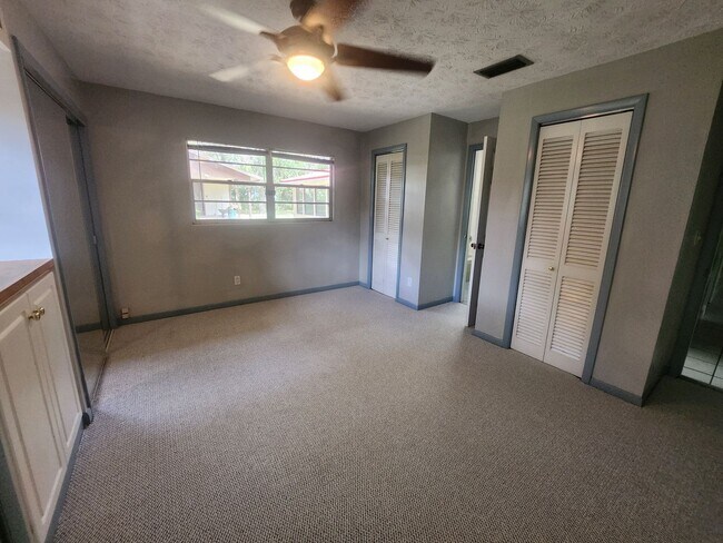 Building Photo - Country Living right off of Baymeadows Road