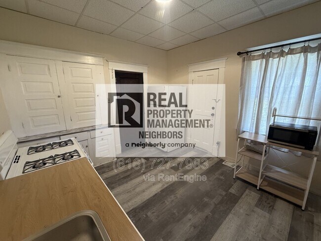 Building Photo - 216 Lafayette Ave NE