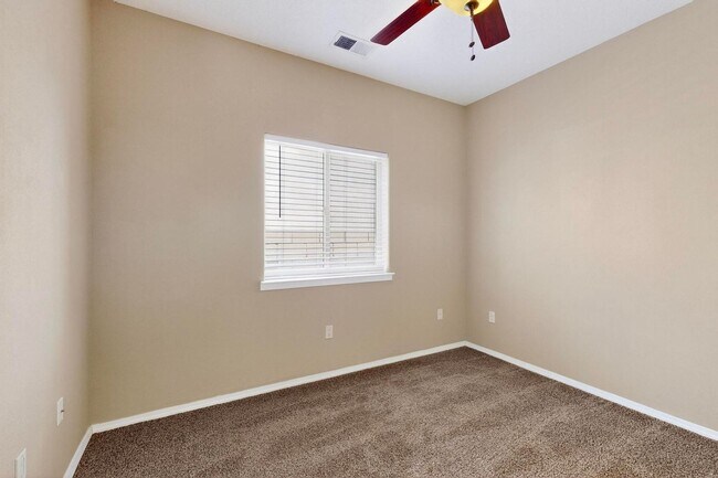 Building Photo - SE Rio Rancho 3 Bedroom  2 bath  2 car garage