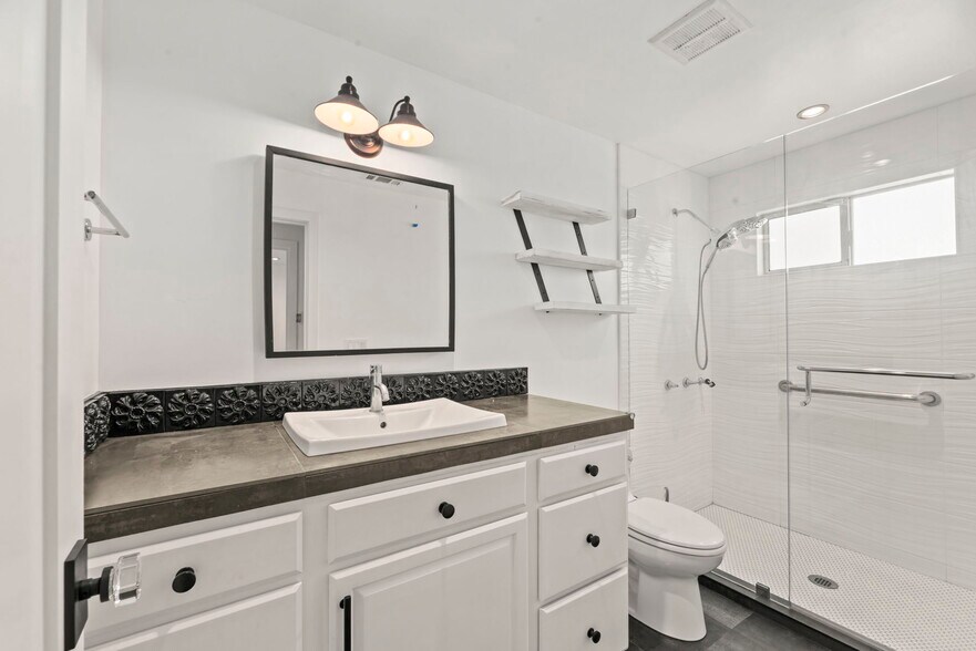 Building Photo - 662 Rosecrans Ave