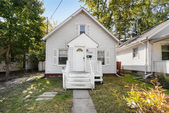 Primary Photo - Centrally Located to Downtown Lansing
