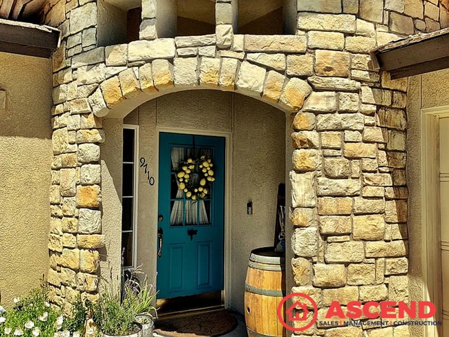 Building Photo - Captivating Home in Olive Dr Area!