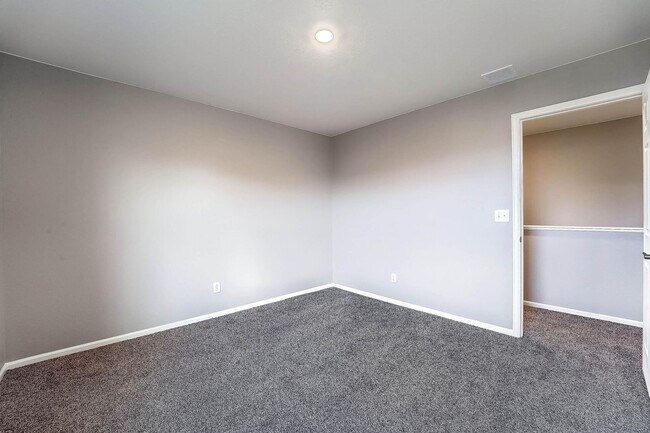 Building Photo - Gorgeous 4 bed, 3 bath, loft and an office!