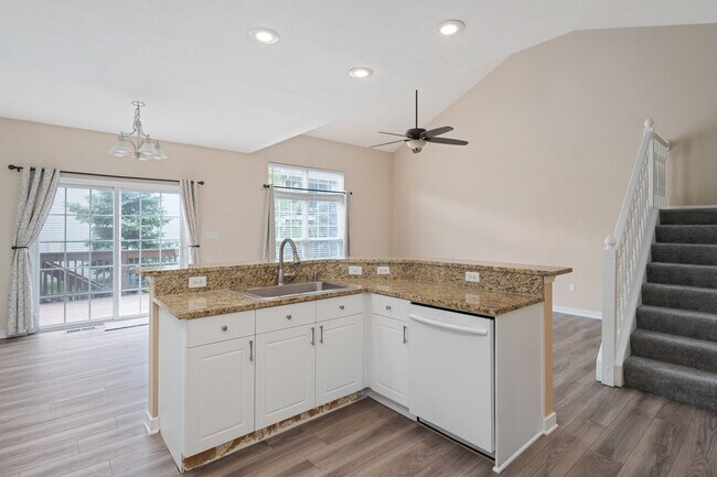 Building Photo - 670 Mystic Pointe Dr