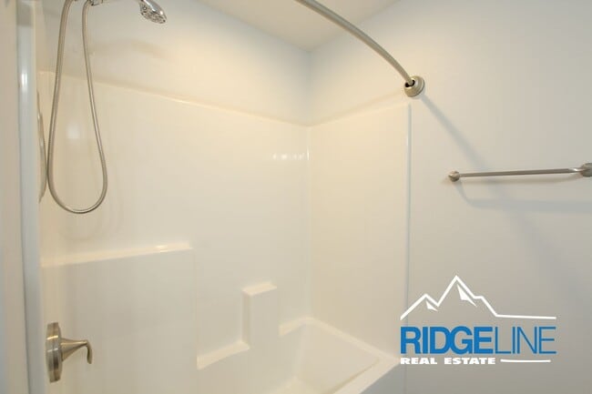 Building Photo - Newer Built Townhome Ready for Lease!