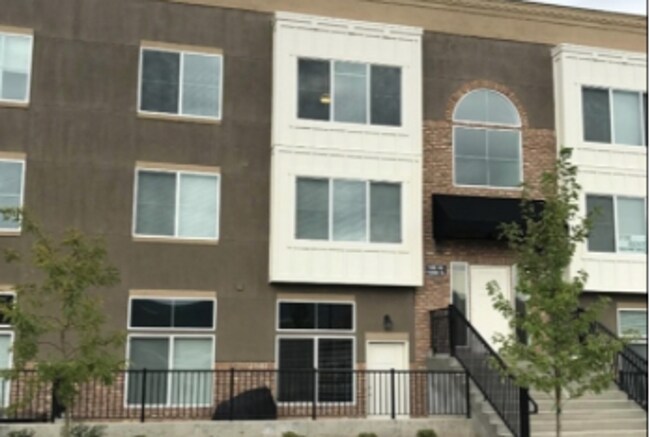 Building Photo - Lyman Triplex