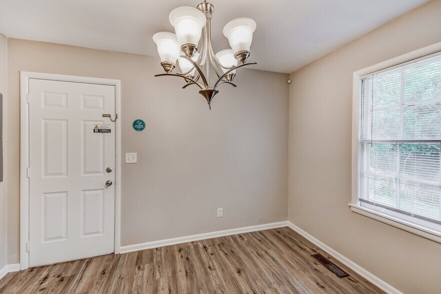 Building Photo - 1617 Bobolink Ln NE