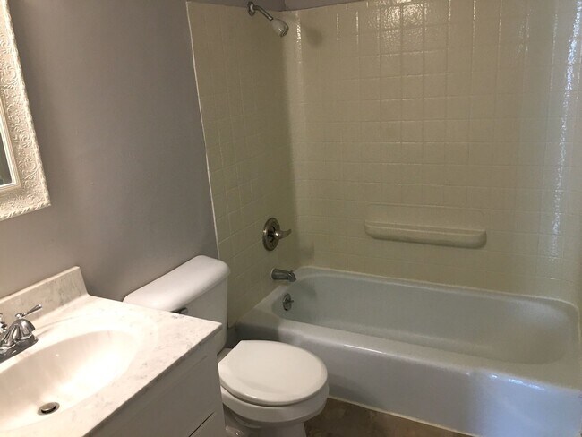 Building Photo - Amazing 2 Bed/1 Bath apartment in the heart of Allendale!