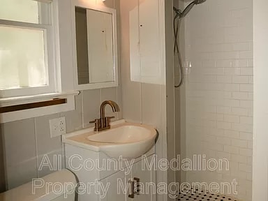 Building Photo - 1606 Hough St