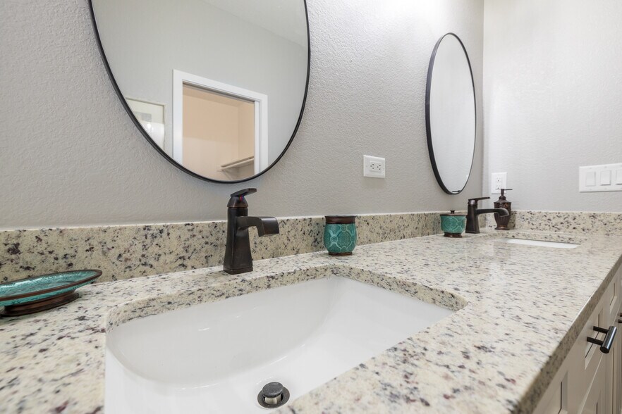 Building Photo - 1310 Daisy Dr