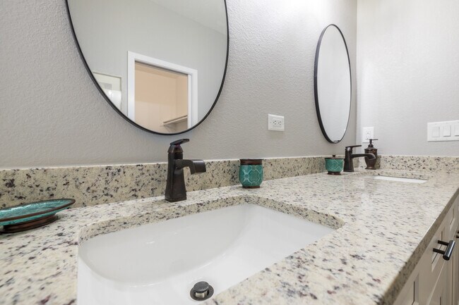 Building Photo - 1310 Daisy Dr