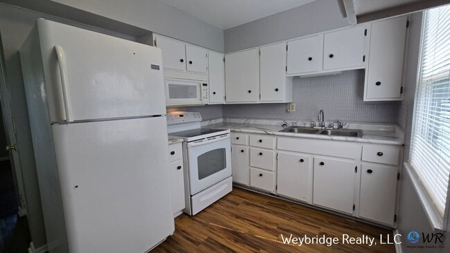 Building Photo - Conveniently Located 2 Bedroom 1 Bath Hous...
