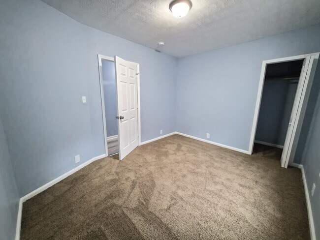 Building Photo - 33 N Sherman Dr