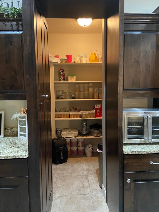 Building Photo - 463 E Ruby Pl